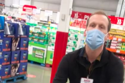 Todo se pone tenso cuando el trabajador le intenta sacar el carrito del supermercado al cliente que se niega a cubrir su boca.