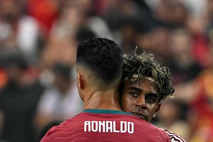 Todo un símbolo: Cristiano Ronaldo y Lamine Yamal, el presente... el pasado y el futuro