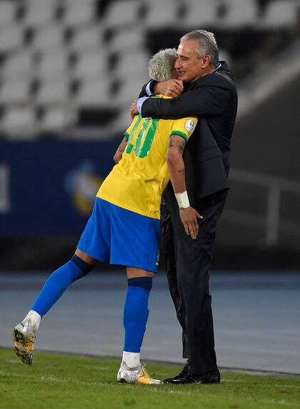 Todo un símbolo: el abrazo entre el 10 y el técnico