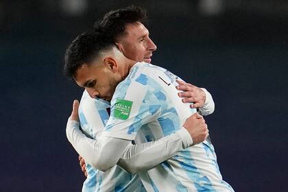 Todo un símbolo: el abrazo entre Messi y Paredes, de Río de Janeiro a París y... de Francia a Buenos Aires (Photo by Natacha Pisarenko / POOL / AFP)