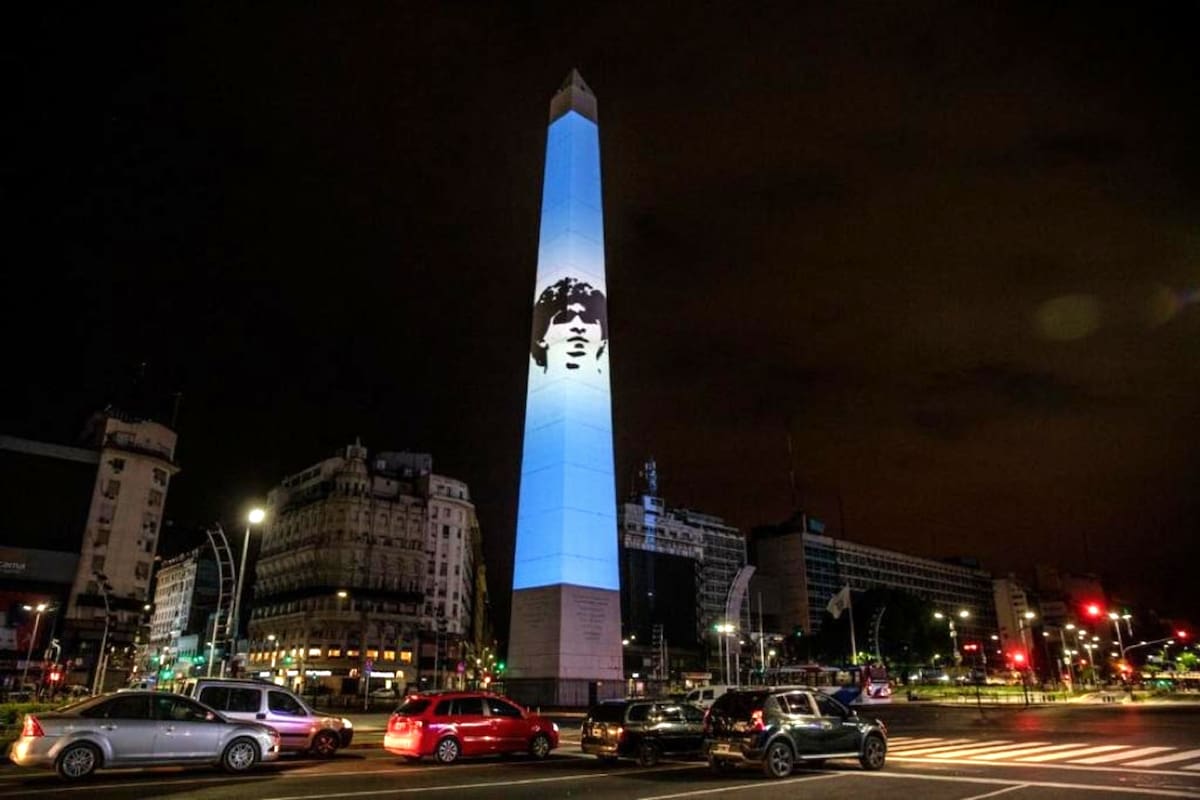 Todo un símbolo: el Obelisco, en celeste y blanco y con el rostro de Maradona