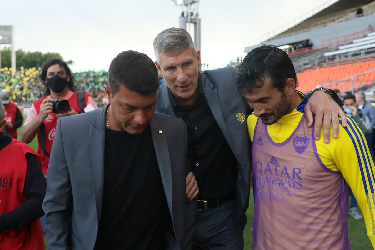 Todo un símbolo, en el último Aldosivi-Boca: con Javier García están Sebastián Battaglia y Martín Palermo, el dueño de las miradas por una eventual sucesión.