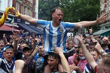 Todo un símbolo: los escoceses, siempre desafiantes y enamorados de Diego Maradona, antes de ingresar a Wembley, en Leicester Square