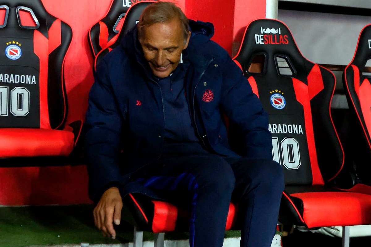 Todo un símbolo: Miguel Russo, solo y feliz, después de la batalla de los penales