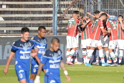 Todo Vélez celebra el gol de Cristian Tarragona, el primero en La Plata; el Fortín se impuso por 5 a 0 y reafirmó su favoritismo en la Copa de la Liga Profesional.