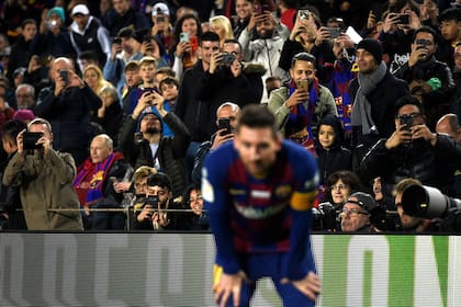 Todos a él: Messi, objeto de venneración en el Camp Nou