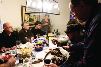 Todos a la mesa: momento del encuentro mensual para los cuchilleros, con asado, vino, ensalada y,
por supuesto, secretos sobre su oficio