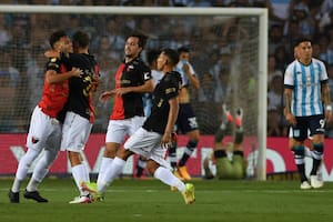 Todos abrazan a Ferreira, el mediocampista que acaba de convertir el 1-1 para Colón ante Racing con un gran tiro libre