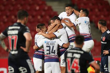 Todos abrazan a Franco Di Santo, que anotó el empate para San Lorenzo en Santiago de Chile