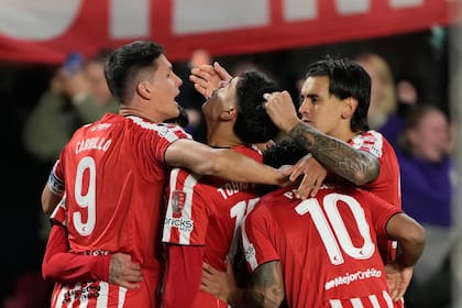 Todos abrazan a Joaquín Tobio Burgos, el autor del gol de Estudiantes; el Pincha se enredó y el sábado jugará el clásico, con Gimnasia