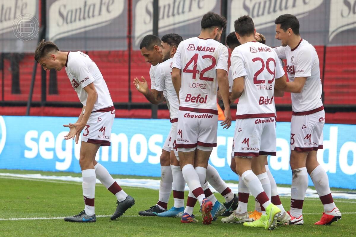 Todos abrazan a José Sand, autor de dos goles en la victoria de Lanús 4-1 ante Colón, en Santa Fe