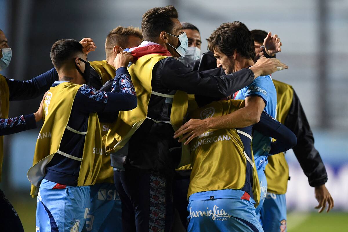 Todos abrazan a Lucas Albertengo, el auto de dos goles en la victoria de Arsenal sobre Bolívar; el triunfo en Sarandí y la derrota de Ceará con Jorge Wilstermann, la combinación de resultados que le posibilitó al equipo que dirige Sergio Rondina clasificarse a los octavos de final de la Copa Sudamericana