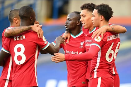 Todos abrazan a Mané. El senegalés el fue autor de los dos tantos que le dieron el triunfo a Liverpool frente a Chelsea