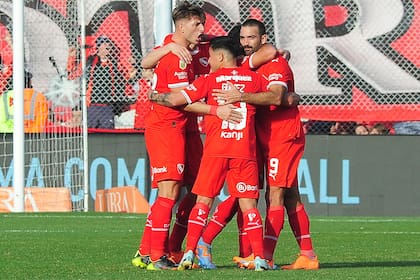 Todos abrazan a Martín Cauteruccio (9), autor del gol de la victoria de Independiente ante Huracán