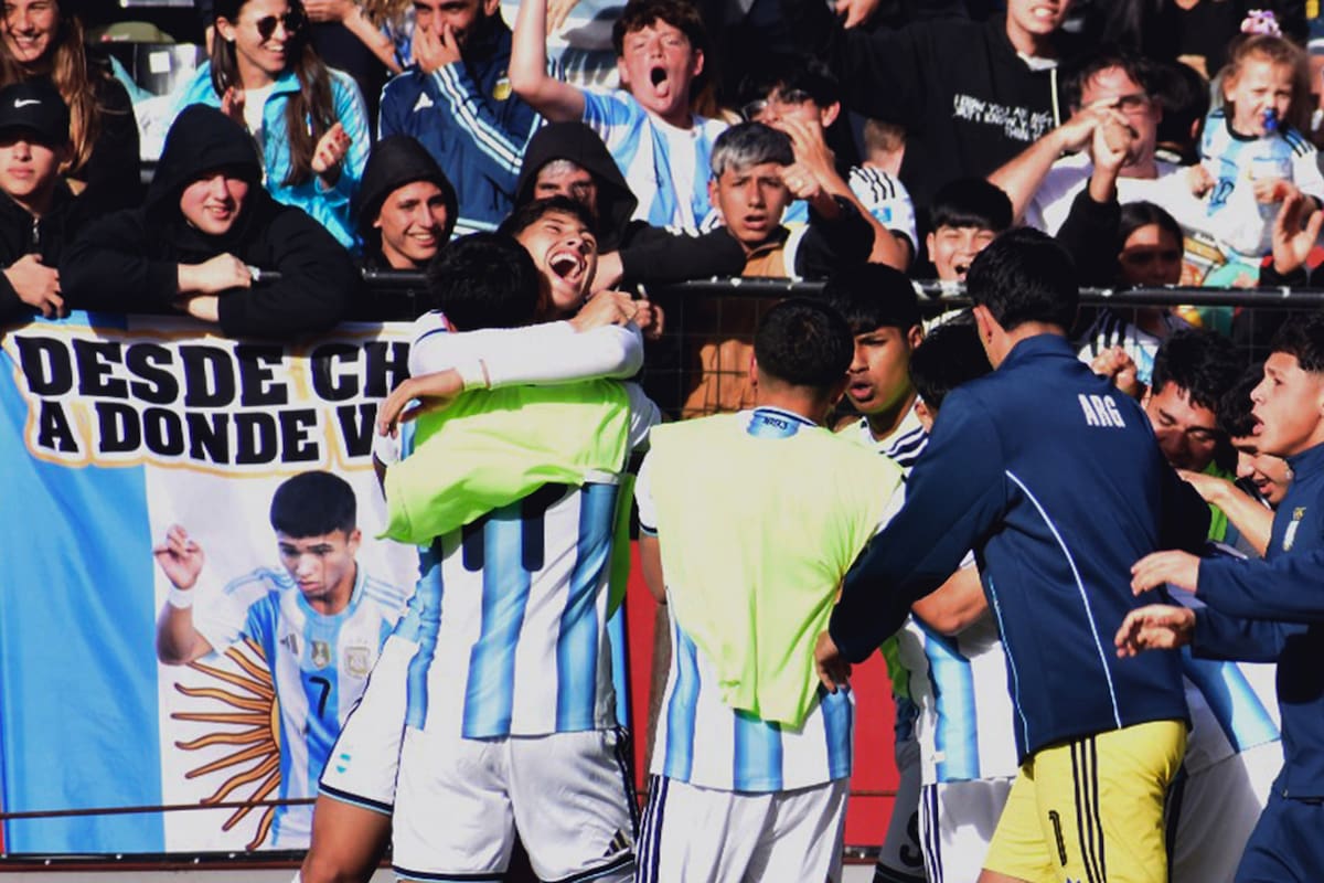 Todos abrazan a Ramiro Tulián, el autor del gol que clasificó a la Argentina a las semifinales de los Juegos Suramericanos 2026
