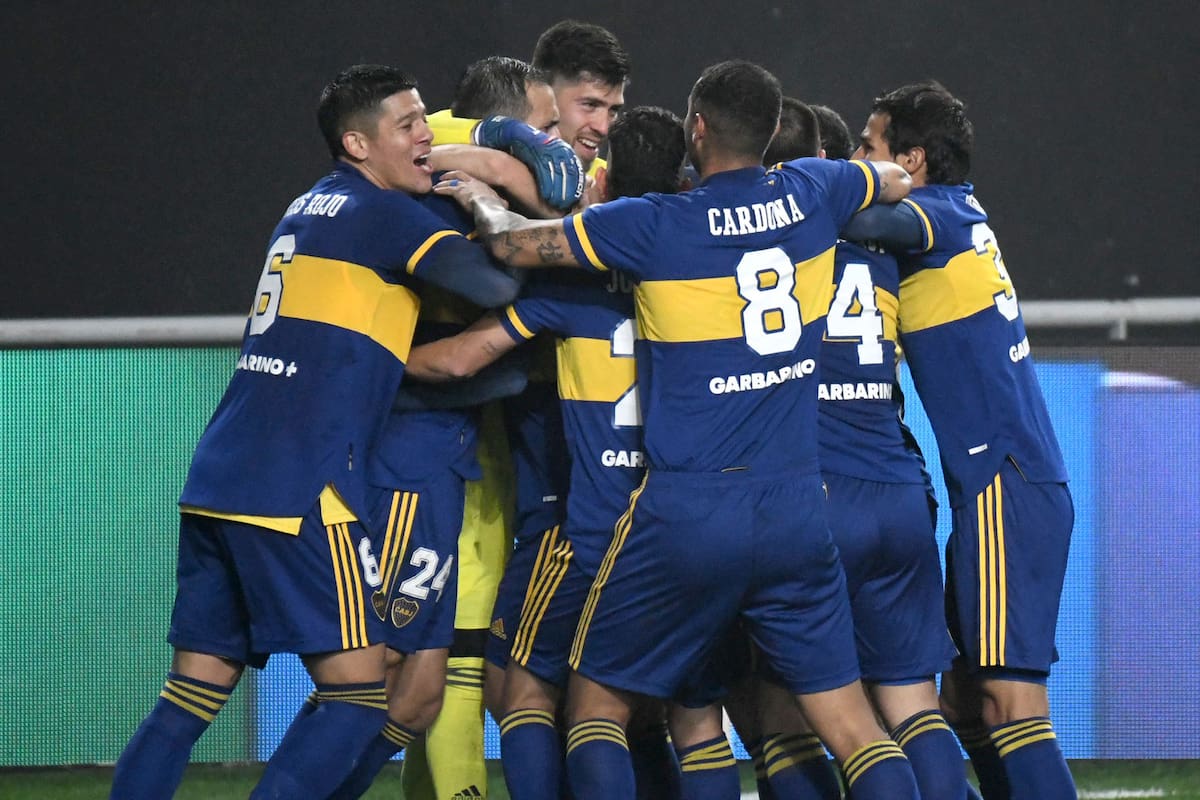 Todos abrazan a Rossi, decisivo en los penales que le dieron el festejo a Boca