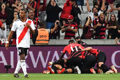 Todos abrazan a Ruben, autor del 1 a 0 para Paranaense ante River