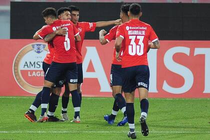 Todos abrazan a Silvio Romero, el autor de gol que le dio el triunfo y la clasificación a Independiente