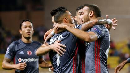 Todos abrazan a Tosun, y a las ilusiones del Besitkas