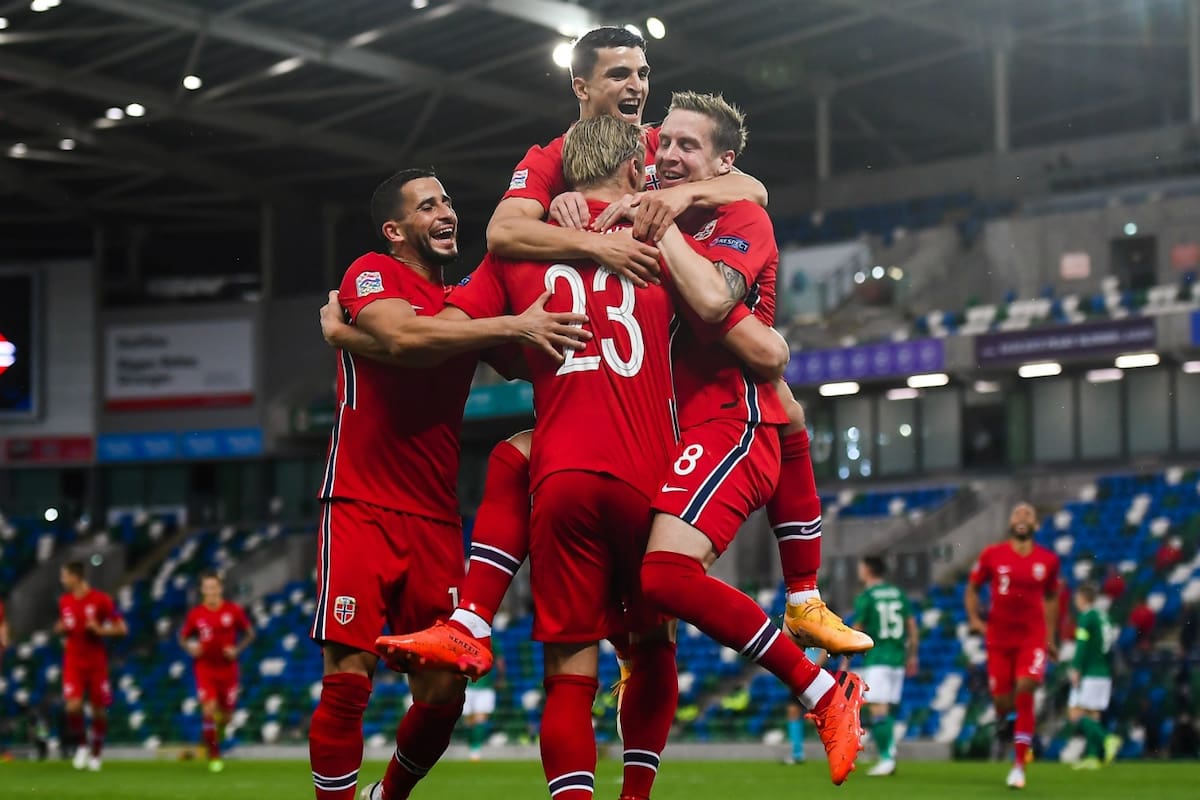 Todos abrazan al 23. Erling Haaland tuvo una gran actuación en la goleada de Noruega sobre Irlanda del Norte