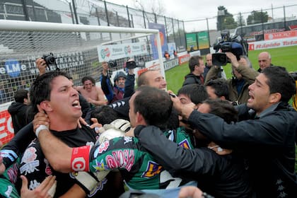 Todos abrazan al arquero Daniel Monllor, el héroe de la tarde en la Promoción del 2012