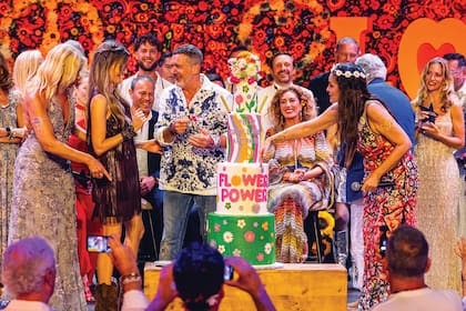 ¡Todos al escenario a cantar el “¡Feliz cumpleaños!”. Banderas está pasando un gran momento personal: a su sólida relación con Nicole, se suma que está a punto de estrenar su nueva película, Tony –sobre el recordado chef Anthony Bourdain–, y su Teatro del Soho CaixaBank en Málaga, donde produce obras de teatro y musicales, funciona muy bien