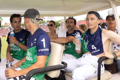 Todos al podio. Poroto, Jeta, María, Adolfito y Barto en el carrito que los llevó a la entrega de premios, en medio de la cancha