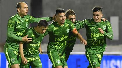 Todos buscan a Núñez, que generó la jugada del gol con el que Sarmiento avanzó en el torneo