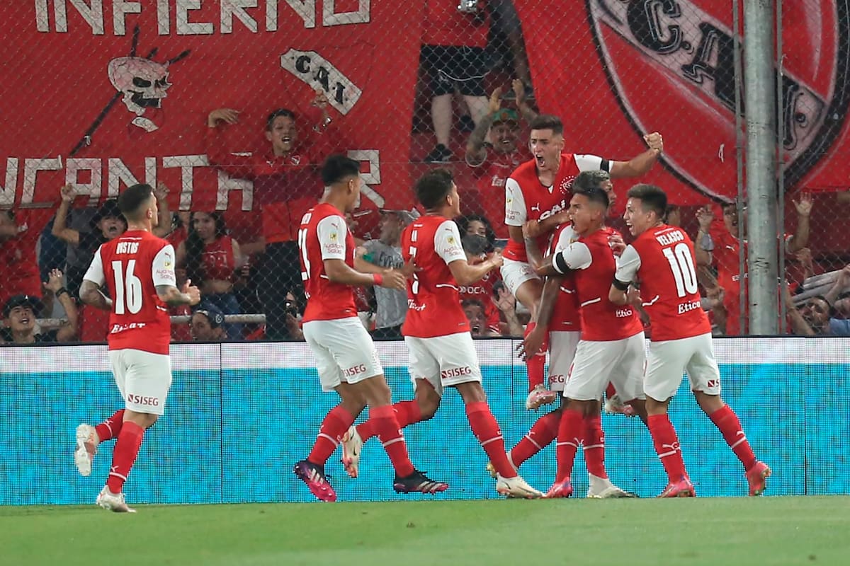 Todos buscan abrazar a Benavídez, autor del 1-0 para la victoria de Independiente