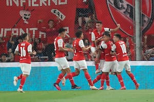 Todos buscan abrazar a Benavídez, autor del 1-0 para la victoria de Independiente
