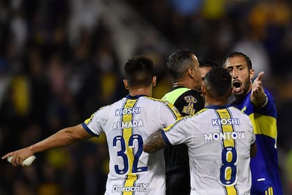 Todos discuten: Ariel Penel tuvo un partido complicado luego de las (malas) decisiones tomadas