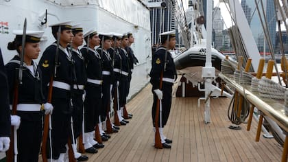 Todos en cubierta y con los uniformes especiales para recibir o despedir autoridades