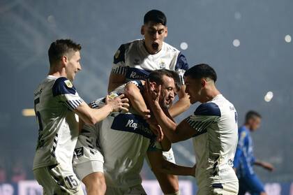 Todos festejan con Aleman, uno de los mejores jugadores de Gimnasia en la actual campaña en la Liga Profesional 2022