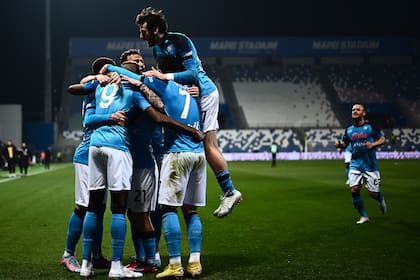 Todos juntos, bien arriba: Napoli le ganó a Sassuolo fuera de casa y sigue imparable en la Serie A.
