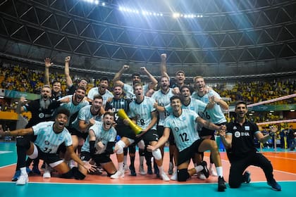 Todos juntos: la Argentina venció a Brasil y se coronó campeón sudamericano de voleibol