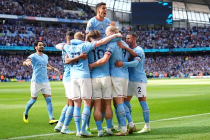 Todos juntos para el festejo de gol en Manchester City, que apabulló a su clásico rival de toda la vida