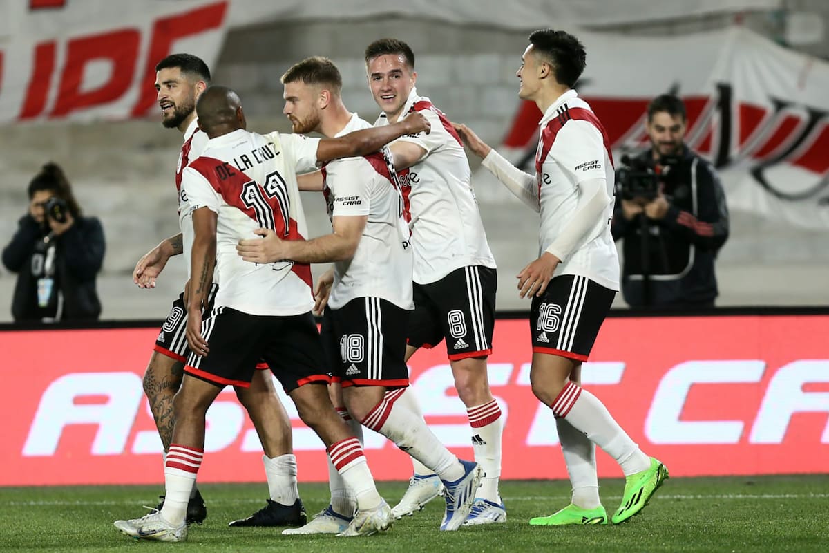 Todos juntos: River festeja el triunfo y la mejor actuación en el certamen