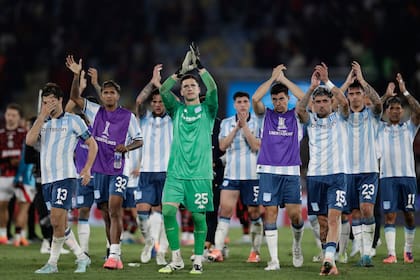 Todos juntos y con los brazos arriba: así se despidió Racing del Maracaná, así va a presentarse en el Cilindro