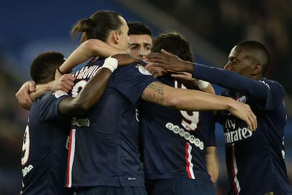 Todos los abrazos para el goleador Zlatan