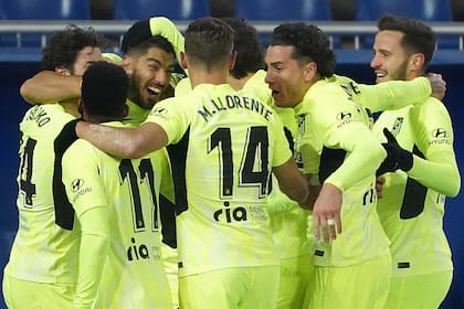 Todos los abrazos para el pistolero Luis Suárez, que ya lleva nueve goles con Atlético de Madrid en la actual Liga