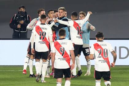 Todos los abrazos para Enzo Pérez, autor del segundo gol; River mereció ganar por un margen mayor