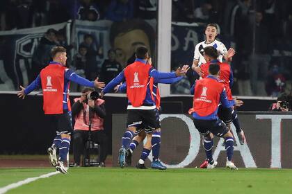 Todos los abrazos para Julián Fernández, el atacante de 18 años que marcó en Liniers y en el estadio Mario Kempes para clasificar a Vélez a las semifinales
