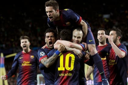 Dani Alves, Jordi Alba, Andrés Iniesta, Sergio Busquets, Villa y Piqué, abrazan a Leo Messi