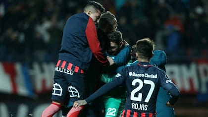 Todos los abrazos para Navarro, el héroe de la noche en el Bajo Flores