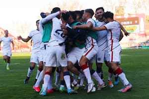 Todos los abrazos son para Andrés Vombergar, el delantero que ingresó y sobre el final le dio el triunfo a San Lorenzo ante Argentinos