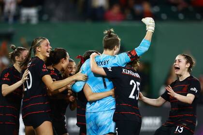 Todos los abrazos son para Bella Bixby, autora de un agónico gol de taco