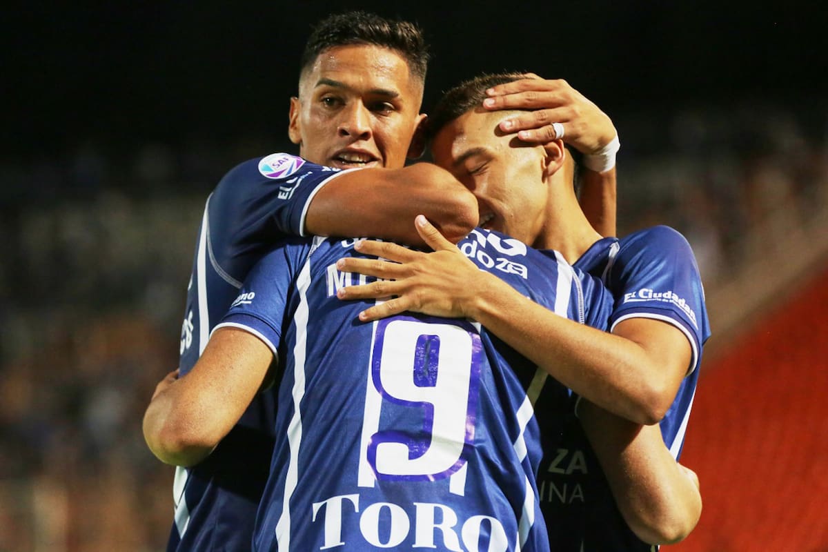 Todos los abrazos son para el 9 de Godoy Cruz, Santiago García, autor del primer gol del equipo mendocino frente a Huracán.