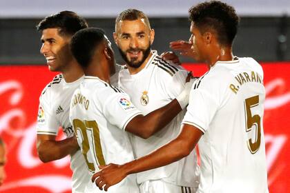 Todos los abrazos son para Karim Benzemá, autor del primer gol y de la asistencia en el 2-0 del Real Madrid sobre Alavés