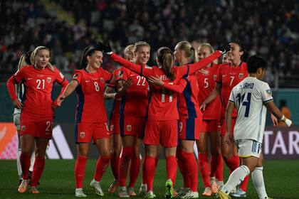 Todos los abrazos son para Sophie Roman Haug (22) autora de tres goles fundamentales para que Noruega derrote 6 a 0 a Filipinas y avance a los octavos de final del Mundial Femenino 2023