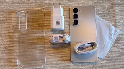Todos los accesorios que vienen en la caja del Infinix Hot 60i